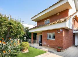 Preciosa casa cerca de la playa: Castelldefels'te bir kulübe