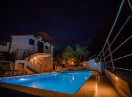 Charming villa with sea view and swimming pool, hotel di Trogir