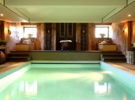 Grand Holiday Home in Alphen with Sauna โรงแรมในAlphen