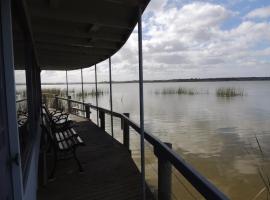 PS Federal Retreat Paddle Steamer Goolwa, ботель у місті Ґулуа