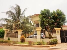 Sandpark Place, West Hills, feriebolig i Accra