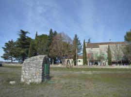 Les loups dans la bergerie, hotel in Banne