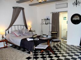 Mas Des Falaises, hotel v destinaci Saint Alban Auriolles
