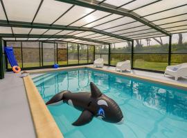 Holiday home with private pool, Hotel in Plouguin