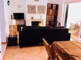 Sea Breeze Golf & Beach Villa, apartment in Charneca