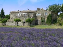 La Ferme Les Eybrachas, hotel s parkiralištem u gradu 'Réauville'