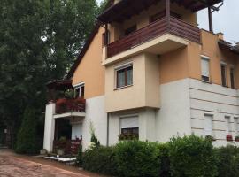 Bella apartman Balatonalmádi, nastanitev ob plaži v mestu Balatonalmádi