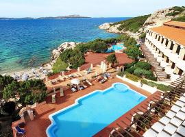 Grand Hotel Smeraldo Beach: Baja Sardinia şehrinde bir otel