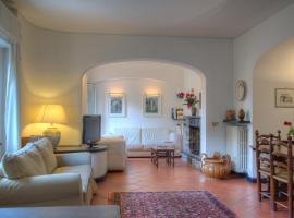 Appartamento in Villa a 5 KM dal mare, hotelli kohteessa Albisola Superiore