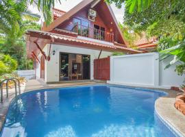 Traditional Thai Villa in Tropical Nature, 4BR & Pool, near Rawai Beach, hotel i Nai Harn Beach
