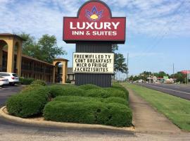 Luxury Inn & Suites, vegahótel í Selma