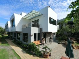 Five mountains and Three Water B&B, hotel con pileta en Shuili