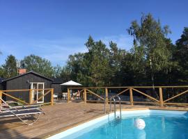 Archipelago-house with pool, boat and bikes, hotel in Djurhamn