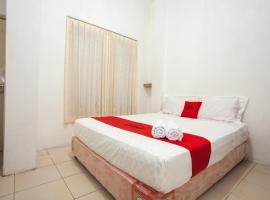 RedDoorz near Taman Bungkul, hotell med parkering i Surabaya