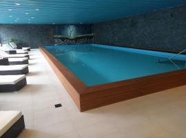 Holiday accommodation - swimming pool available, hotel di Davos