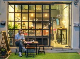 Sloth Hostel Don Mueang, hotel in Ban Don Muang