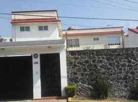 Casa privada para descanso, se renta para 8 personas completa Y tambien por habitacion con baño privado para 2 o 4 personas compartiendo areas comunes
