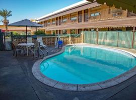 Townhouse Inn and Suites, hotel con estacionamiento en Brawley