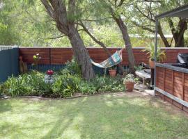 Abbey Beach Cottage, hotel in Busselton