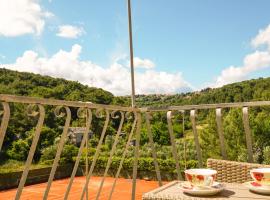 Tennis court Studio Slivje with pool, Hotel in Selca