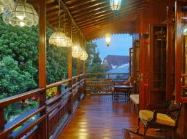 Badjoeri Ethnic Wooden Homestay, hotel near Villa Isola, Bandung