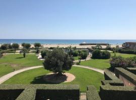 Appartement Face Mer, Piscine, hotel i Canet-en-Roussillon