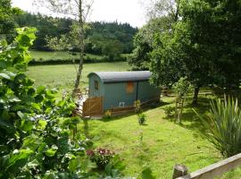 The Lookout Shepherd's Hut ลอดจ์ในDolton