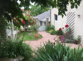 La Maison aux Hortensias, hotel v destinaci Verneuil-en-Bourbonnais