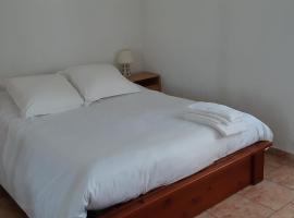 Casa San Salvadore, hotel with parking in Favalello