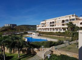 Residential ALAZAN, hotelli Mijas Costassa lähellä maamerkkiä El Chaparral Golf Club