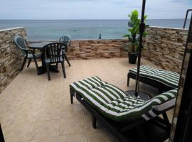 Casa Corina. Primera línea de mar, hotel cerca de La Cueva del los Verdes, Punta Mujeres