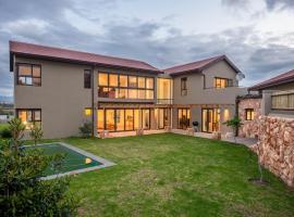 Modern spacious home in heart of Cape Winelands、サマーセット・ウェストにあるエイケンダル・ワイナリーの周辺ホテル