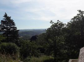 Gîte au calme avec point de vue proche Turenne, semesterhus i Sarrazac