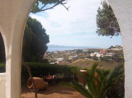 Beautiful Island house with sea view, hôtel avec parking à Spiliazéza