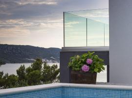 Villa Regina with heated pool and sea view, villa in Marina