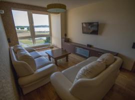 Cozy apartment with a wonderful lake view, Hotel in Telšiai