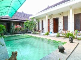 OYO 90363 Nira Guest House Sanur Bali, hotelli, jossa on uima-allas Sanurissa