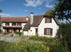 B&B - Chambres d'Hôtes Acoucoula، فندق في أورثيز