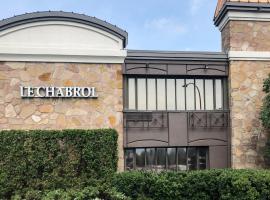 Le Chabrol Hotel & Suites, hotel cerca de Angrignon Metro Station, Montreal