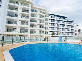 Apartamento T2 com Piscina e Wifi a 350 metros da Praia, hotel em Roja- Pé