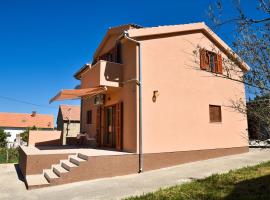 Serene Holiday Home in Veli I with Fenced Garden, koča v Velikem Ižu