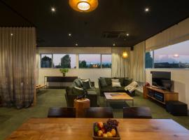 The Cinema Suites, hotel din Te Anau