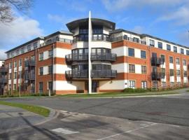 Viesnīca Blue Sky Apartments @Wallis Square, Farnborough pilsētā Fārnborova