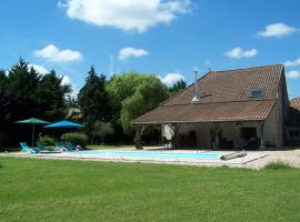 Chez Jousseaume Chambre d'Hôtes et Gites, guest house in Saint-Ciers-Champagne