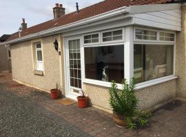 Brīvdienu māja Pippin, Tranquil Scottish Cottage with Hot Tub pilsētā Erdrija