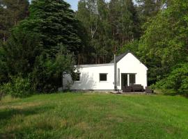 Cottage am Wald bei Berlin, viešbutis su vietomis automobiliams mieste Falkenzė