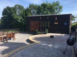 Gorestown Glamping Chalets, cabin in Drummond