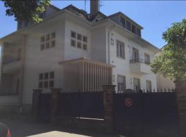 Charmant appartement avec terrasse dans villa, hotel u blizini znamenitosti 'ARTE Entreprise' u Strasbourgu