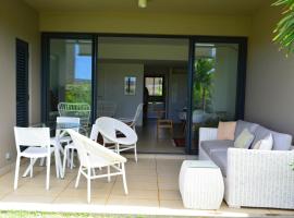 AZURI Serviced Garden Apartment, hotel in Roches Noires