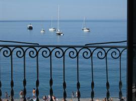 the sea at .. house – hotel w mieście Camogli